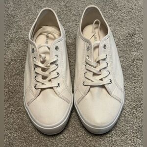 Old navy canvas shoes in white